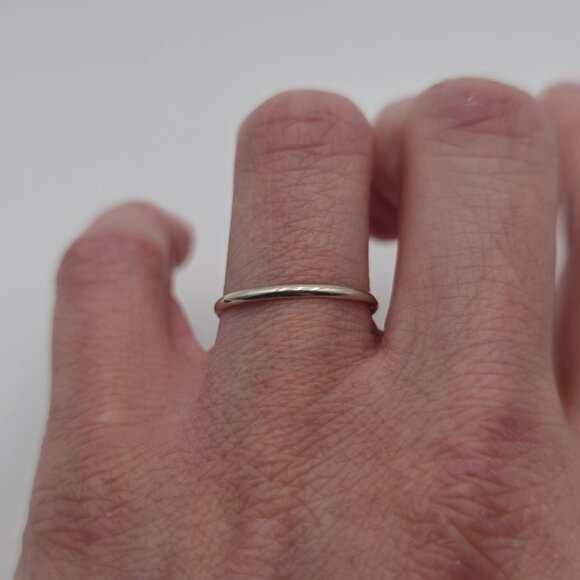Size 9 Sterling Silver Plain Simple Thin Band Ring A3344 - Picture 2 of 7